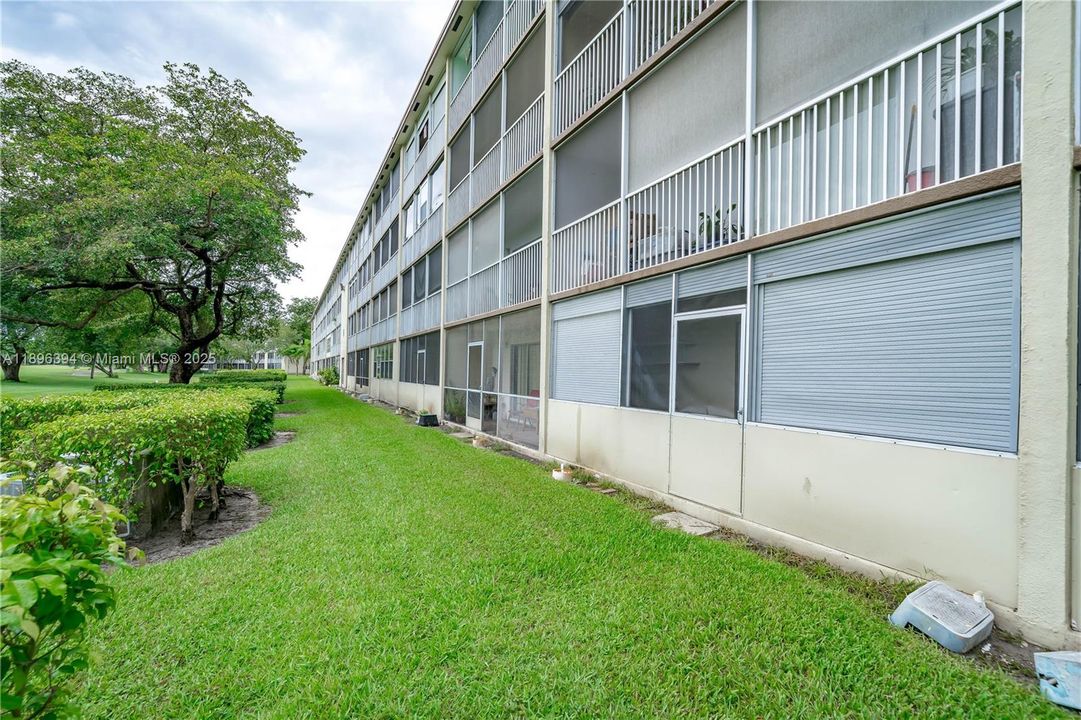 Active With Contract: $1,650 (1 beds, 1 baths, 811 Square Feet)