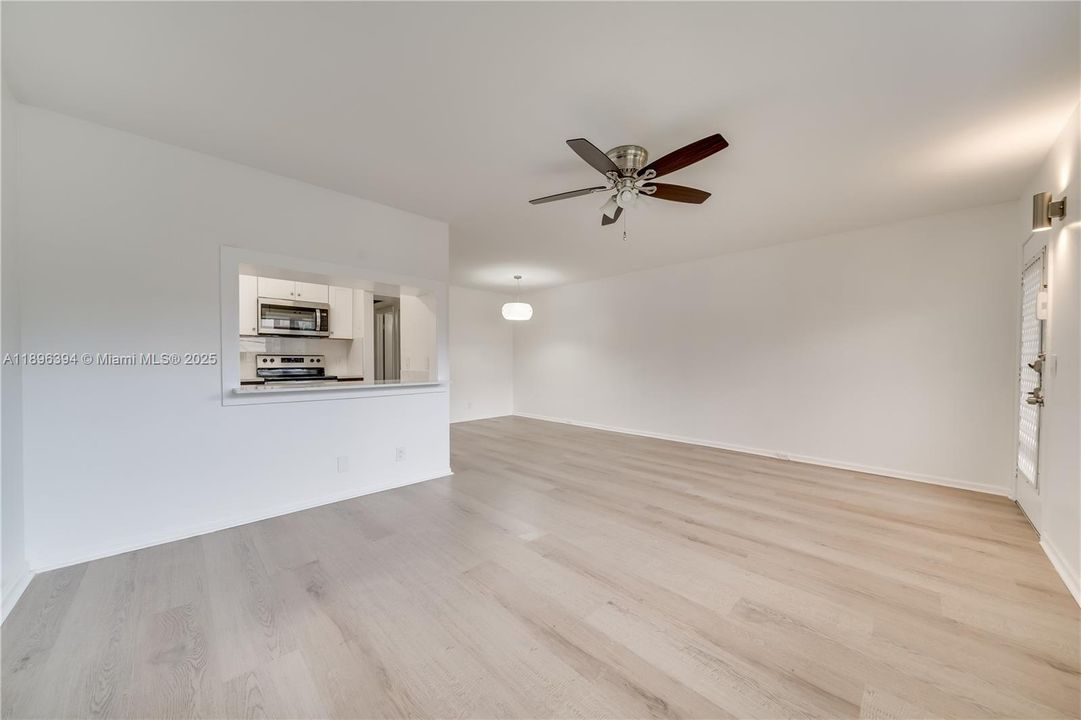 Active With Contract: $1,650 (1 beds, 1 baths, 811 Square Feet)