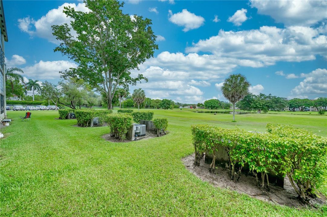 Active With Contract: $1,650 (1 beds, 1 baths, 811 Square Feet)