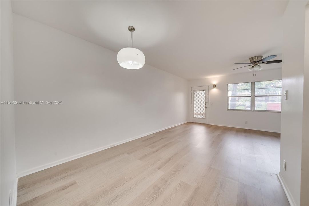 Active With Contract: $1,650 (1 beds, 1 baths, 811 Square Feet)