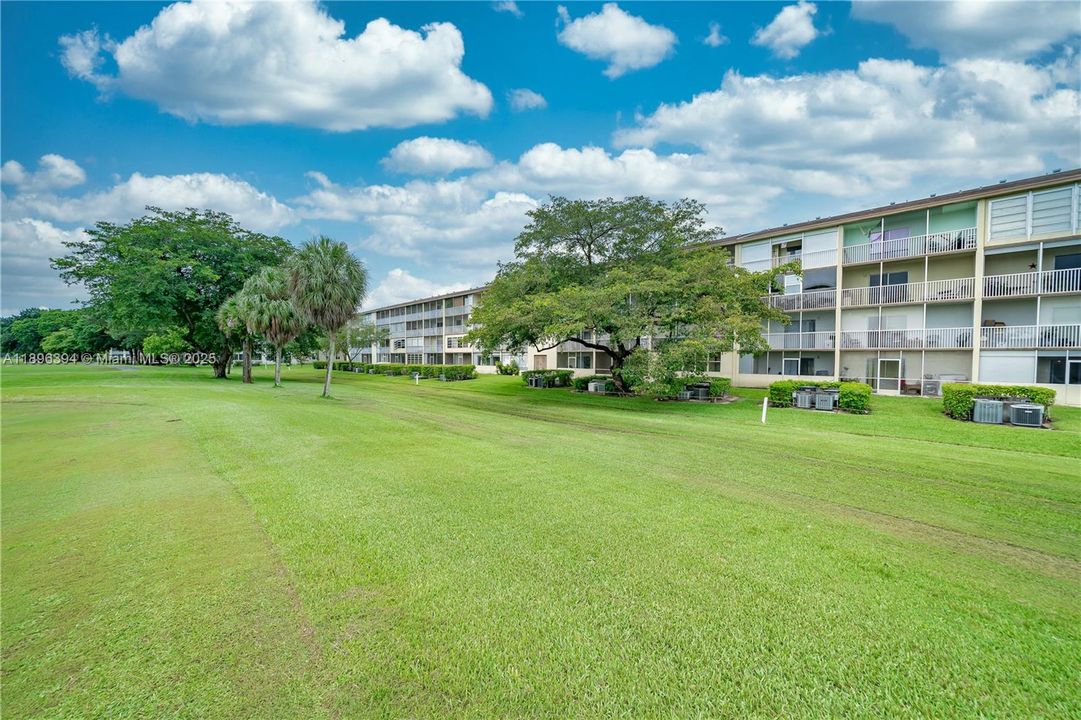 Active With Contract: $1,650 (1 beds, 1 baths, 811 Square Feet)