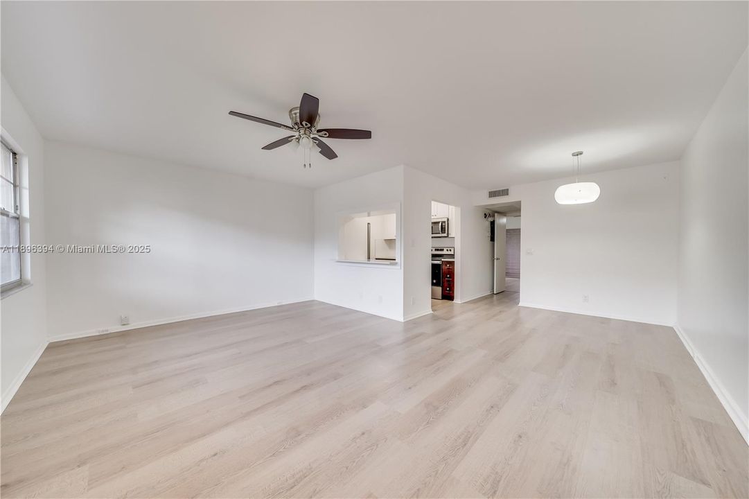 Active With Contract: $1,650 (1 beds, 1 baths, 811 Square Feet)