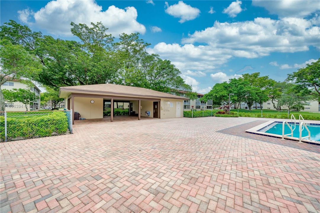 Active With Contract: $1,650 (1 beds, 1 baths, 811 Square Feet)