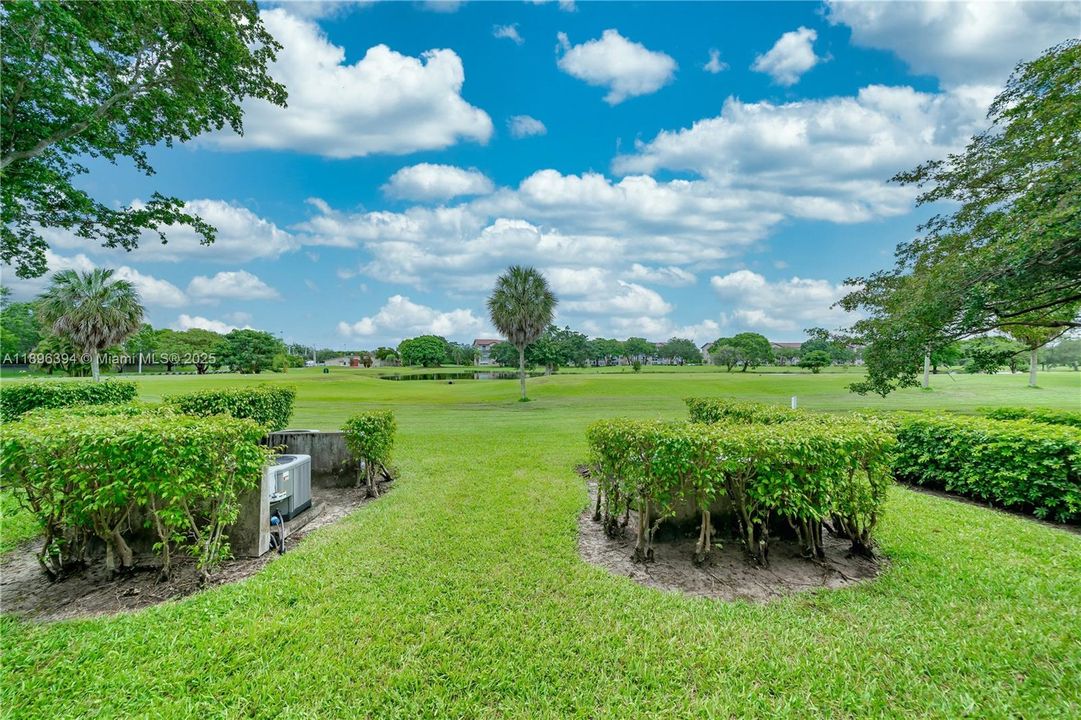 Active With Contract: $1,650 (1 beds, 1 baths, 811 Square Feet)