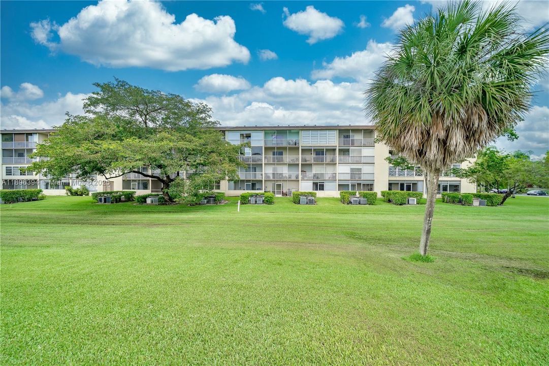 Active With Contract: $1,650 (1 beds, 1 baths, 811 Square Feet)