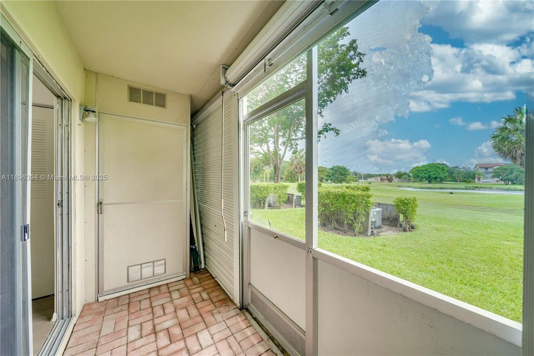 Active With Contract: $1,650 (1 beds, 1 baths, 811 Square Feet)