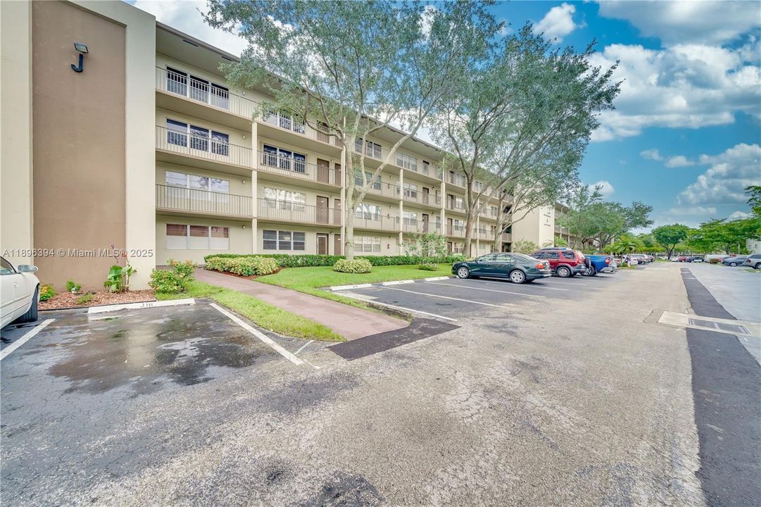 Active With Contract: $1,650 (1 beds, 1 baths, 811 Square Feet)