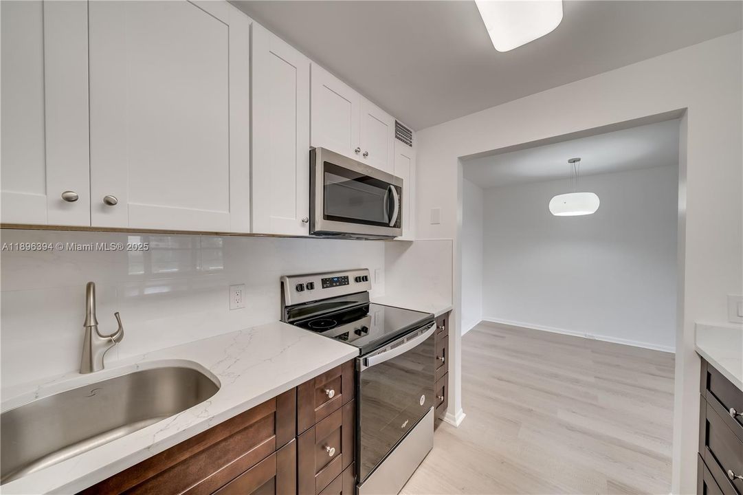 Active With Contract: $1,650 (1 beds, 1 baths, 811 Square Feet)