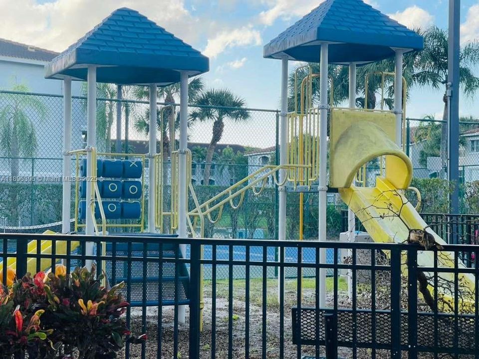 For Rent: $2,300 (2 beds, 2 baths, 1000 Square Feet)