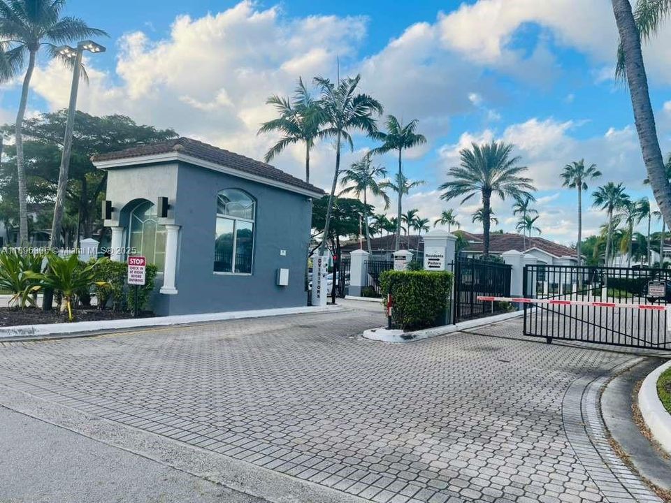 For Rent: $2,300 (2 beds, 2 baths, 1000 Square Feet)