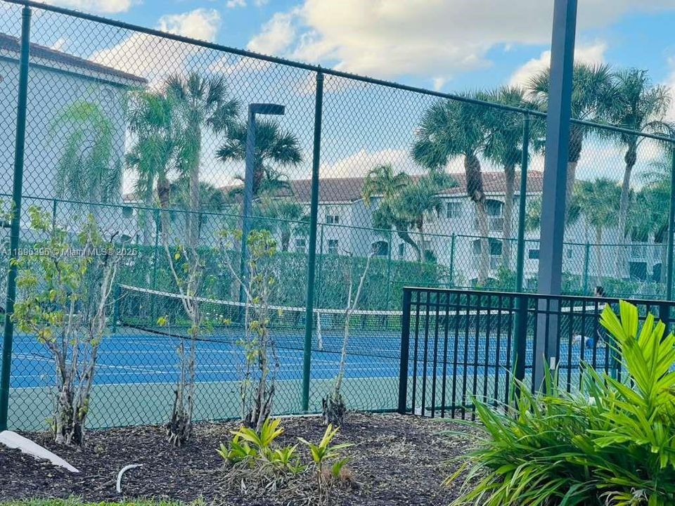 For Rent: $2,300 (2 beds, 2 baths, 1000 Square Feet)