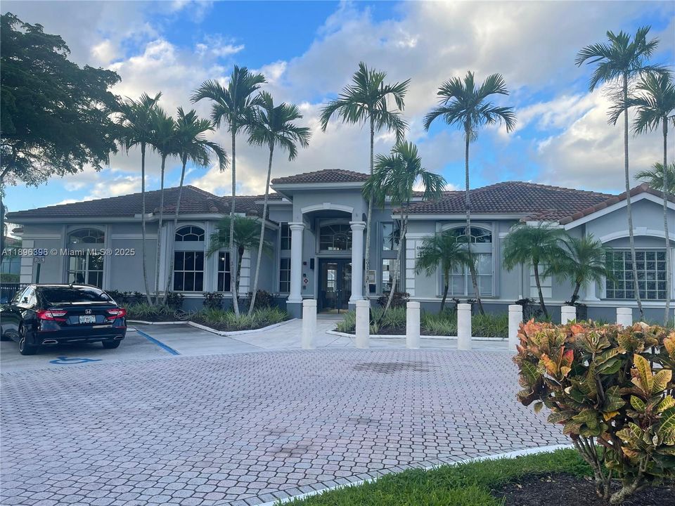 For Rent: $2,300 (2 beds, 2 baths, 1000 Square Feet)