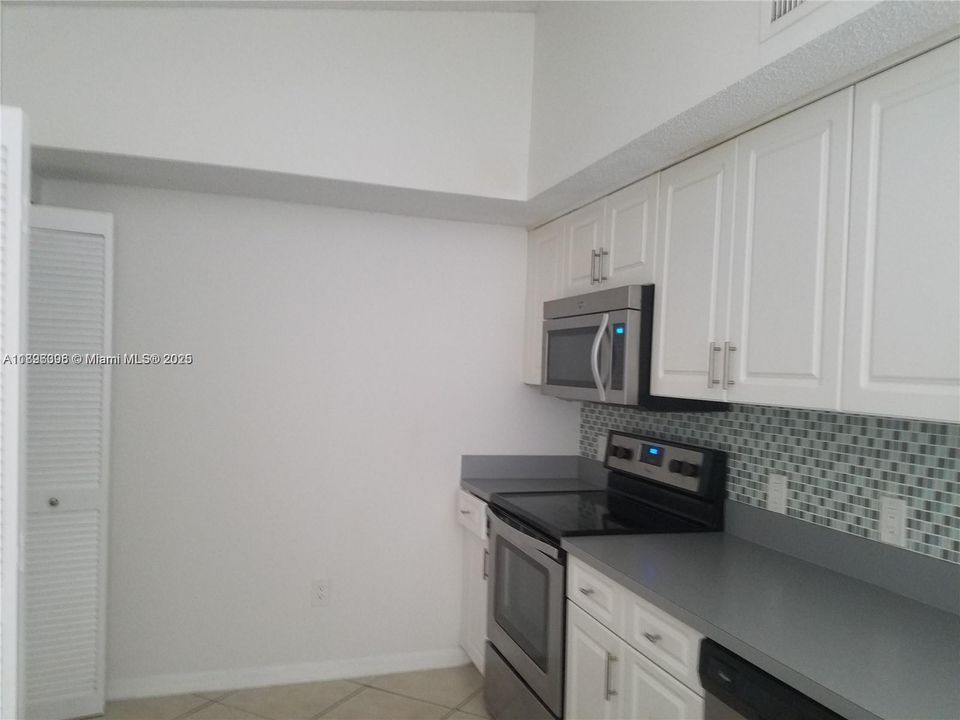 For Rent: $2,300 (2 beds, 2 baths, 1000 Square Feet)