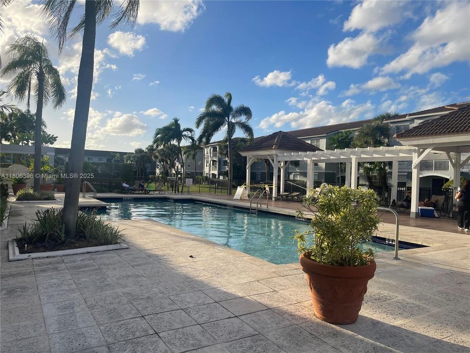 For Rent: $2,300 (2 beds, 2 baths, 1000 Square Feet)