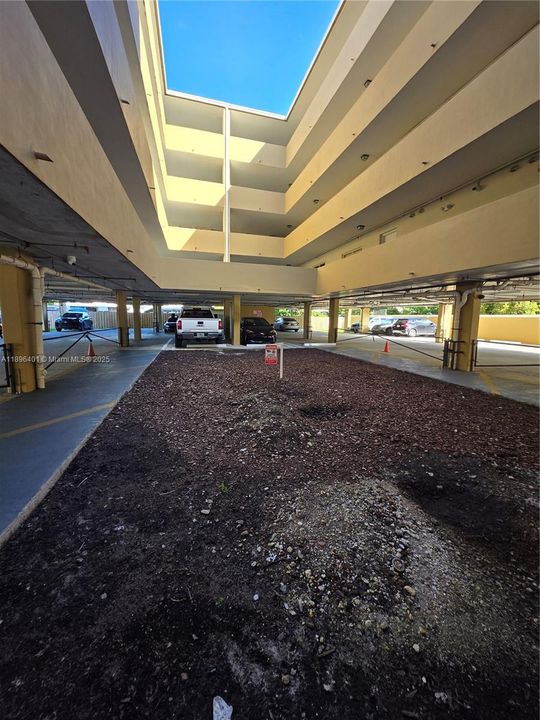 合同活跃: $2,000 (2 贝兹, 2 浴室, 780 平方英尺)