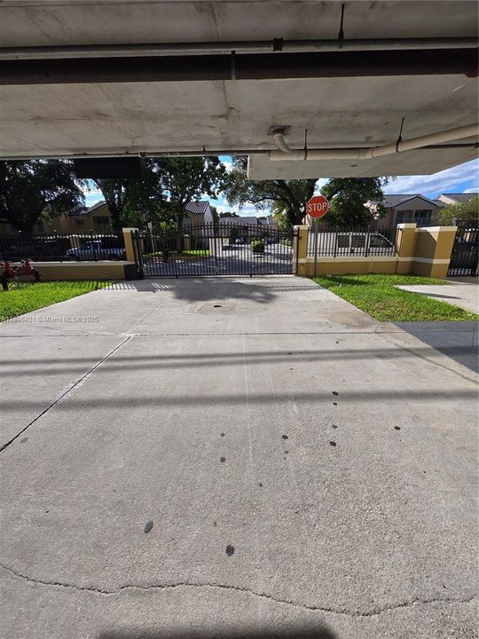 合同活跃: $2,000 (2 贝兹, 2 浴室, 780 平方英尺)