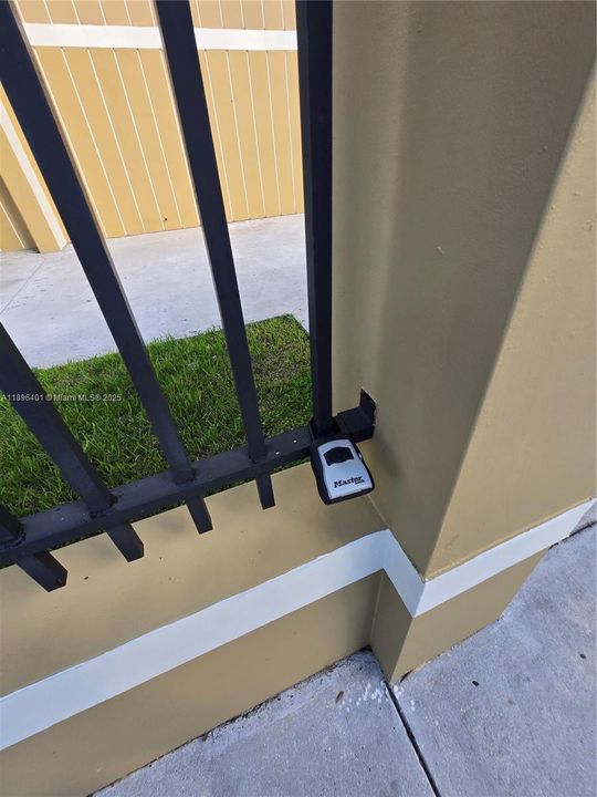 合同活跃: $2,000 (2 贝兹, 2 浴室, 780 平方英尺)