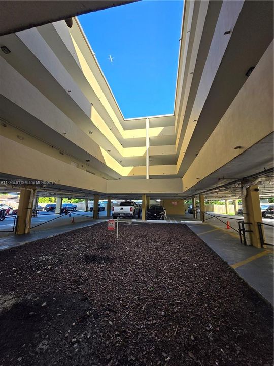 合同活跃: $2,000 (2 贝兹, 2 浴室, 780 平方英尺)