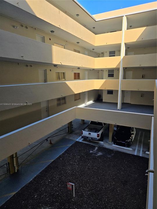 合同活跃: $2,000 (2 贝兹, 2 浴室, 780 平方英尺)