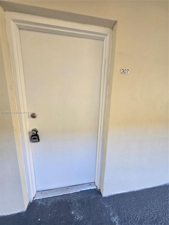 合同活跃: $2,000 (2 贝兹, 2 浴室, 780 平方英尺)