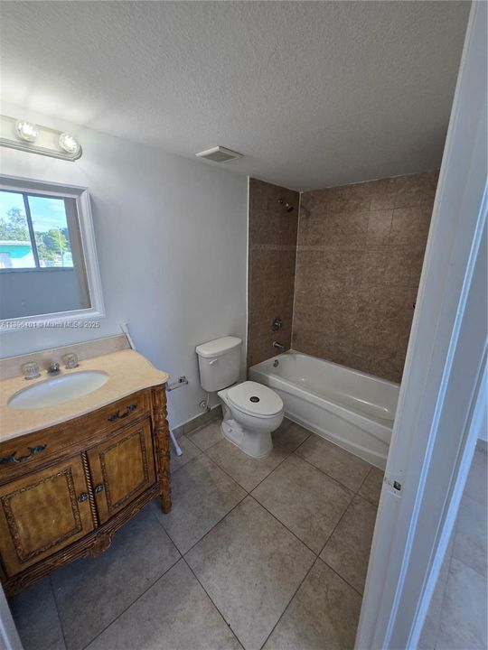 合同活跃: $2,000 (2 贝兹, 2 浴室, 780 平方英尺)