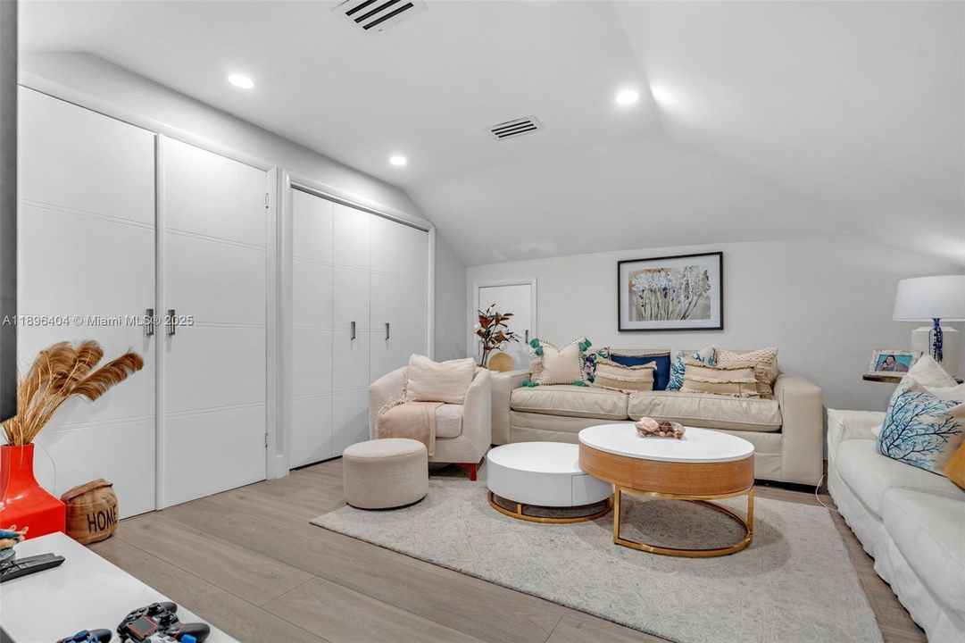 For Sale: $2,395,000 (4 beds, 3 baths, 1761 Square Feet)