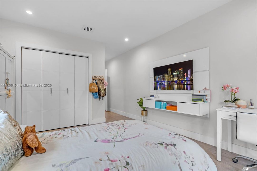 For Sale: $2,395,000 (4 beds, 3 baths, 1761 Square Feet)