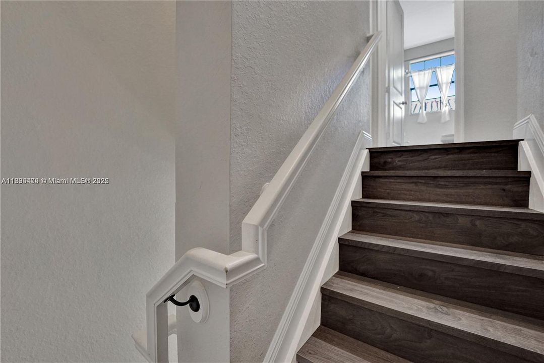 Recently Sold: $625,000 (4 beds, 2 baths, 1839 Square Feet)