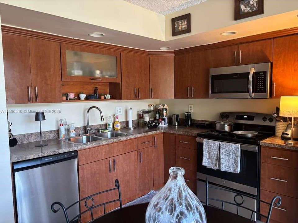 Active With Contract: $230,000 (3 beds, 2 baths, 1040 Square Feet)