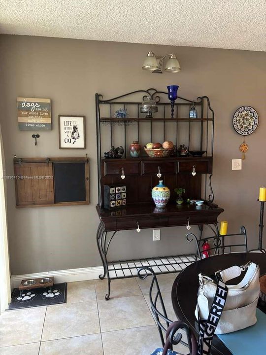 Active With Contract: $230,000 (3 beds, 2 baths, 1040 Square Feet)