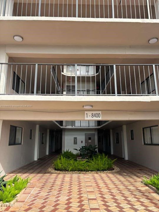 Active With Contract: $230,000 (3 beds, 2 baths, 1040 Square Feet)