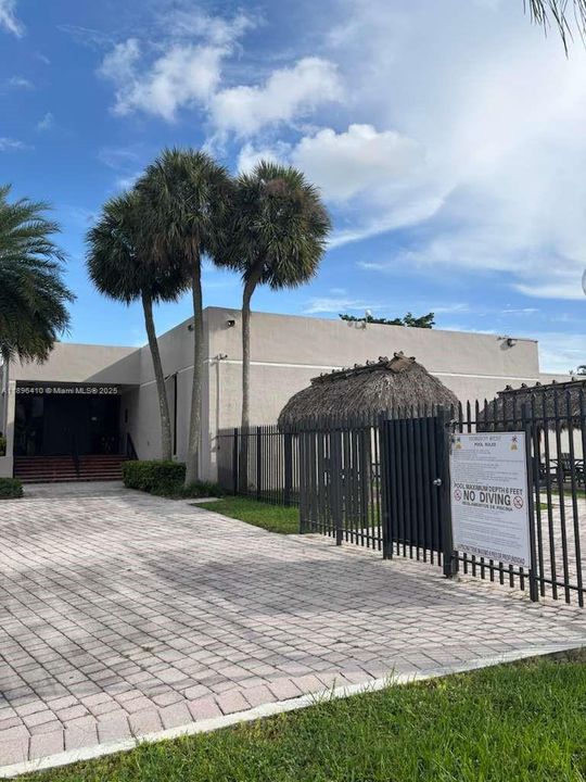 Active With Contract: $230,000 (3 beds, 2 baths, 1040 Square Feet)