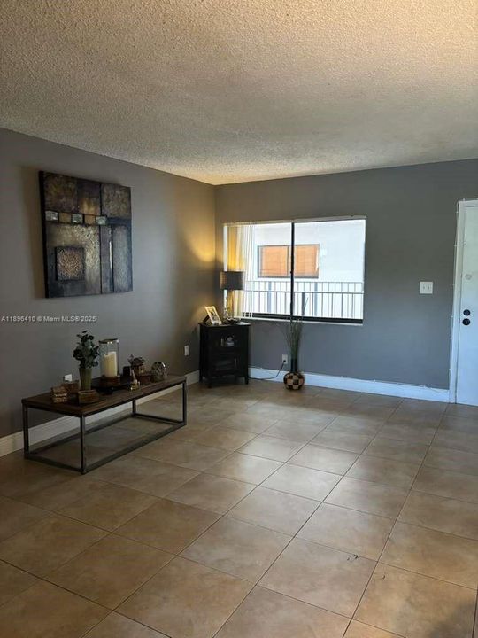 Active With Contract: $230,000 (3 beds, 2 baths, 1040 Square Feet)