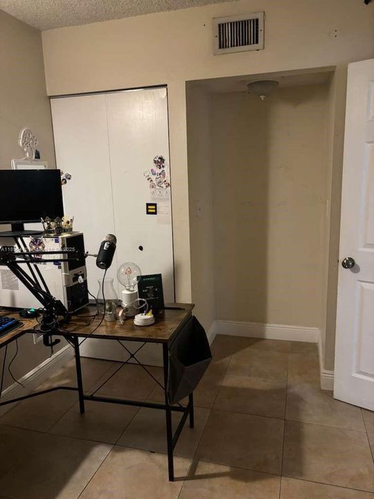 Active With Contract: $230,000 (3 beds, 2 baths, 1040 Square Feet)