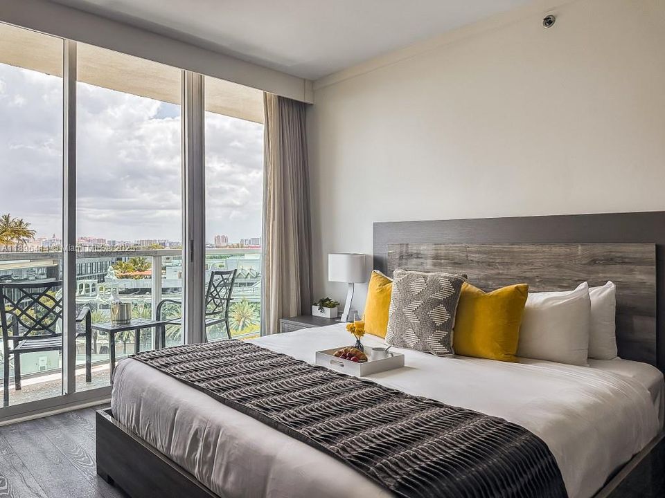 For Sale: $629,000 (1 beds, 2 baths, 679 Square Feet)