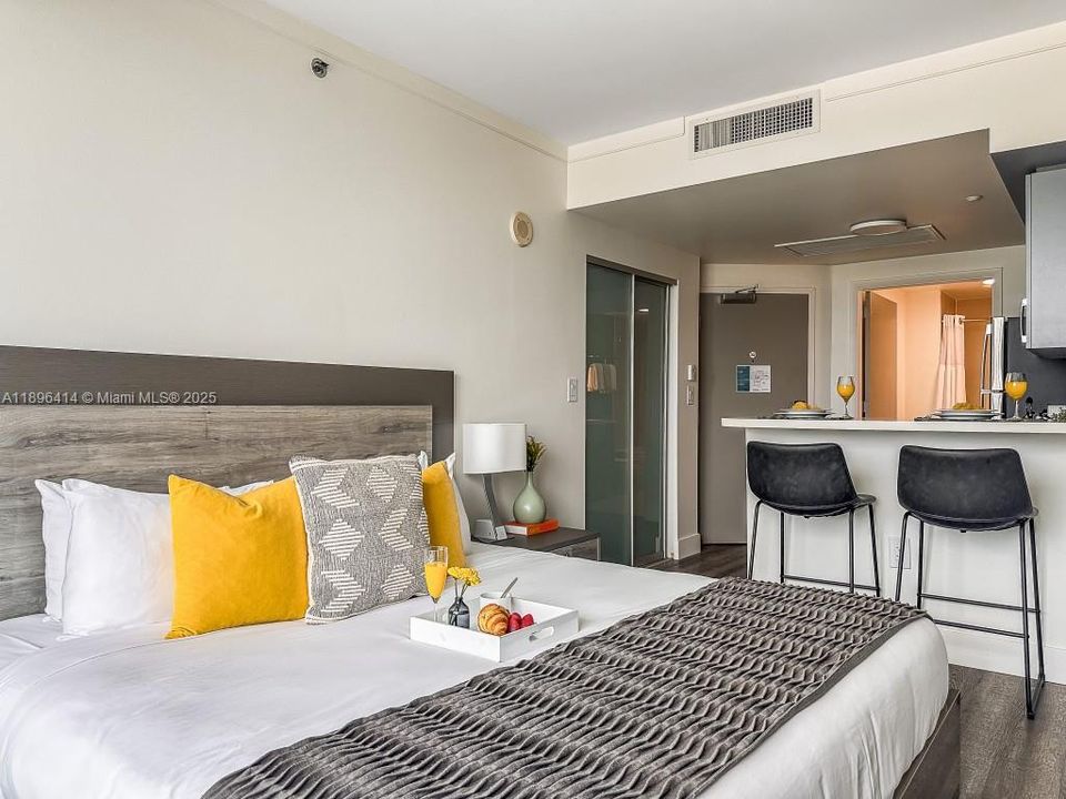 For Sale: $629,000 (1 beds, 2 baths, 679 Square Feet)