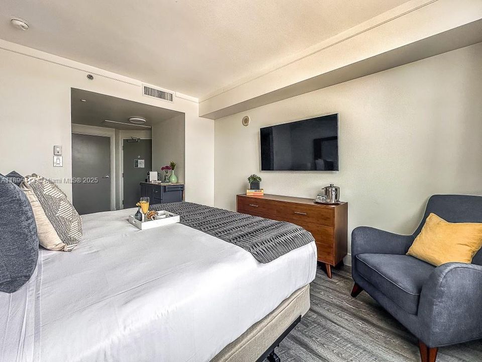 For Sale: $629,000 (1 beds, 2 baths, 679 Square Feet)