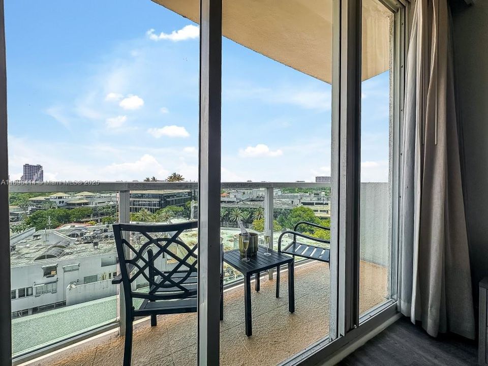 For Sale: $629,000 (1 beds, 2 baths, 679 Square Feet)