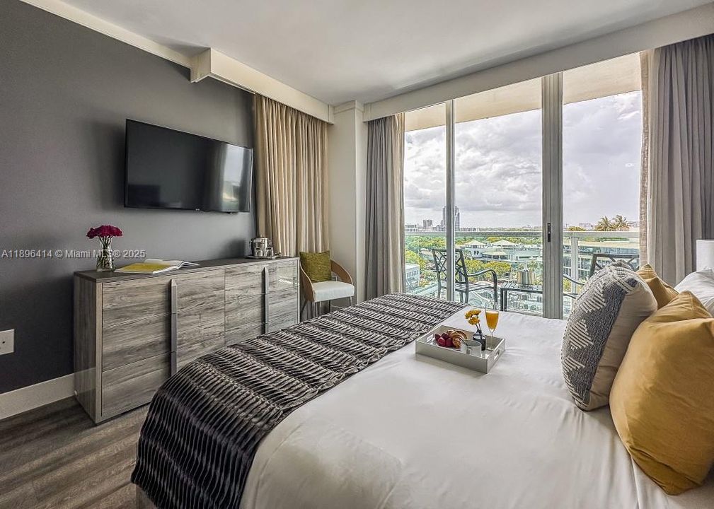 For Sale: $629,000 (1 beds, 2 baths, 679 Square Feet)