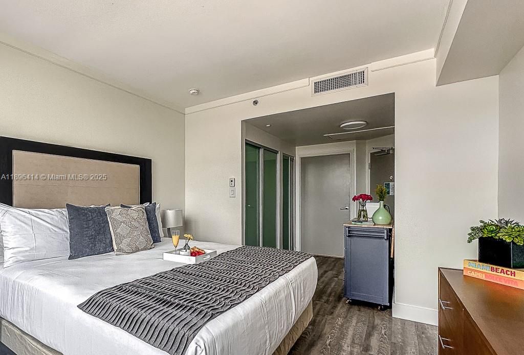 For Sale: $629,000 (1 beds, 2 baths, 679 Square Feet)