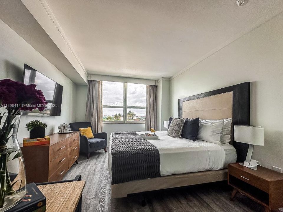 For Sale: $629,000 (1 beds, 2 baths, 679 Square Feet)