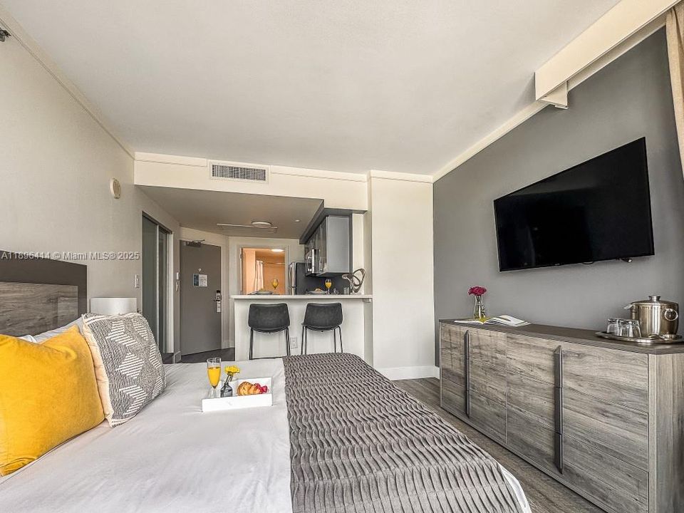 For Sale: $629,000 (1 beds, 2 baths, 679 Square Feet)