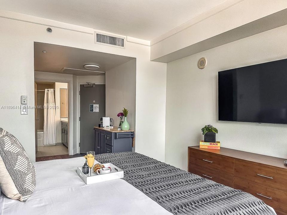 For Sale: $629,000 (1 beds, 2 baths, 679 Square Feet)