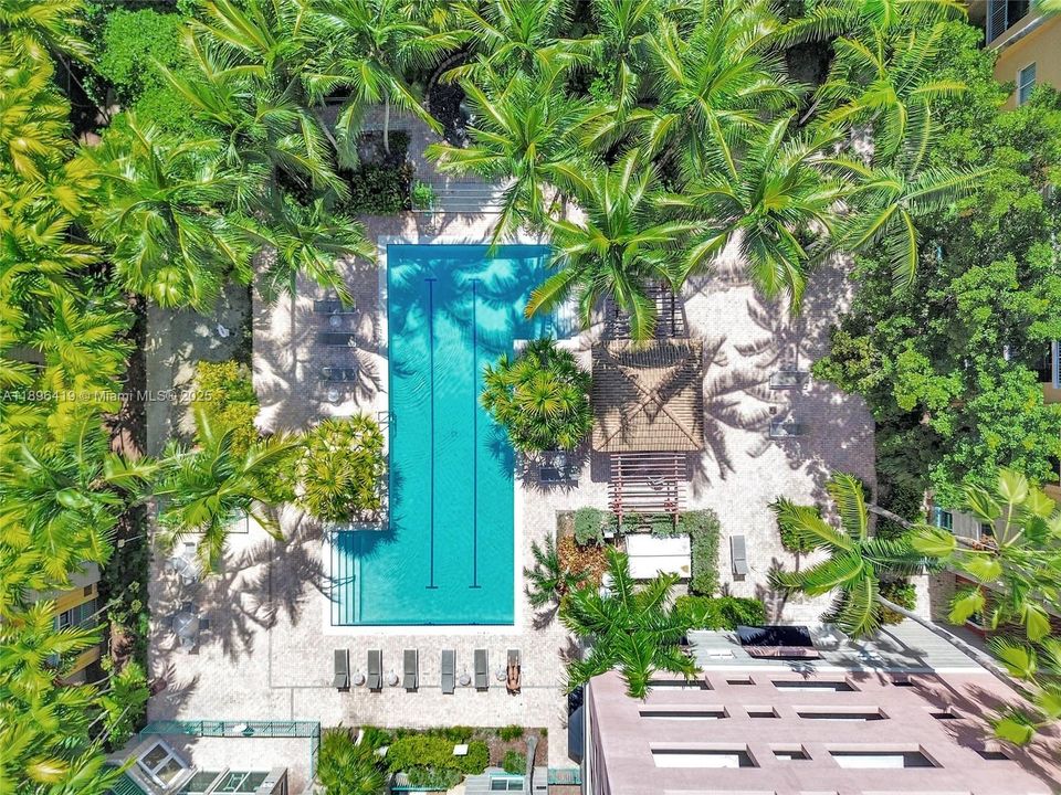 Под контрактом: $416,000 (2 спален, 2 ванн, 1010 Квадратных фут)