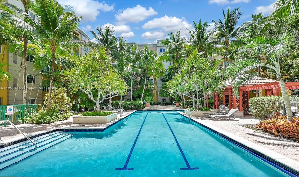 Под контрактом: $416,000 (2 спален, 2 ванн, 1010 Квадратных фут)