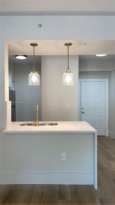 Под контрактом: $416,000 (2 спален, 2 ванн, 1010 Квадратных фут)