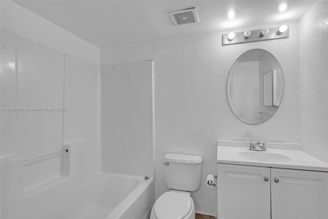 Active With Contract: $1,950 (1 beds, 1 baths, 659 Square Feet)