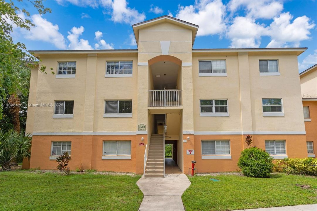 Active With Contract: $1,950 (1 beds, 1 baths, 659 Square Feet)
