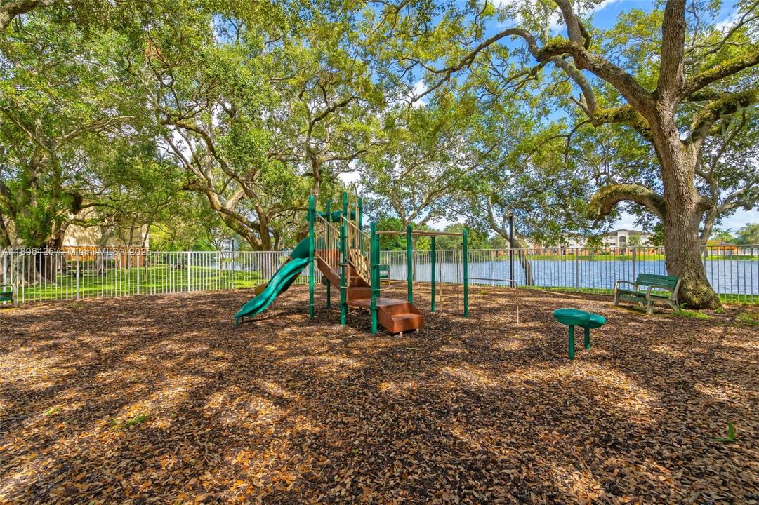 Active With Contract: $1,950 (1 beds, 1 baths, 659 Square Feet)