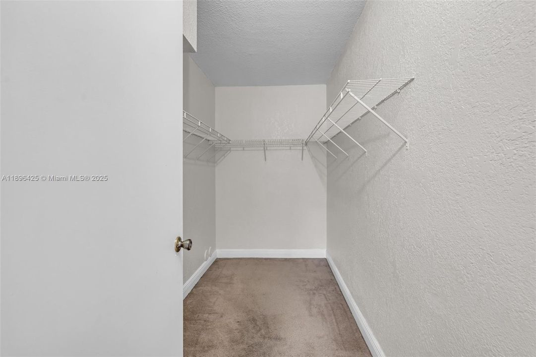 Active With Contract: $1,950 (1 beds, 1 baths, 659 Square Feet)
